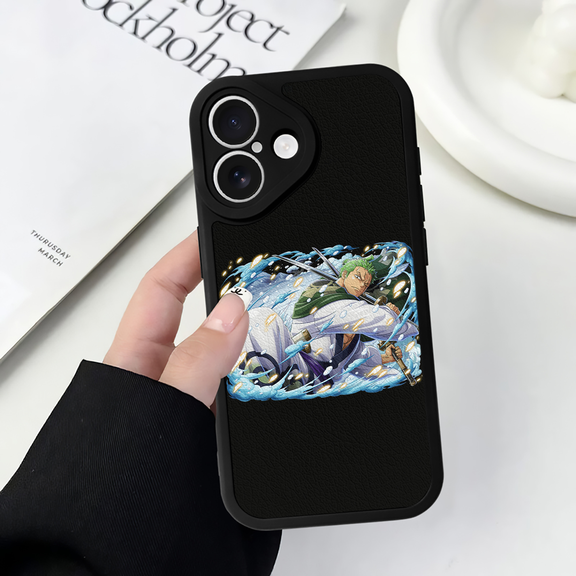 （画像用） ワンピース ロロノア・ゾロ ONE PIECE Roronoa Zoro 【iPhone 16シリーズ対応】シリコンスマホケース（レザー調） 材質：シリコン